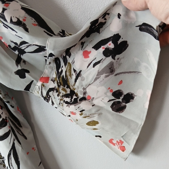 Van Heusen Floral Gray Watercolor Bell Sleeve Blouse Size XL Office Wear - Picture 3 of 7